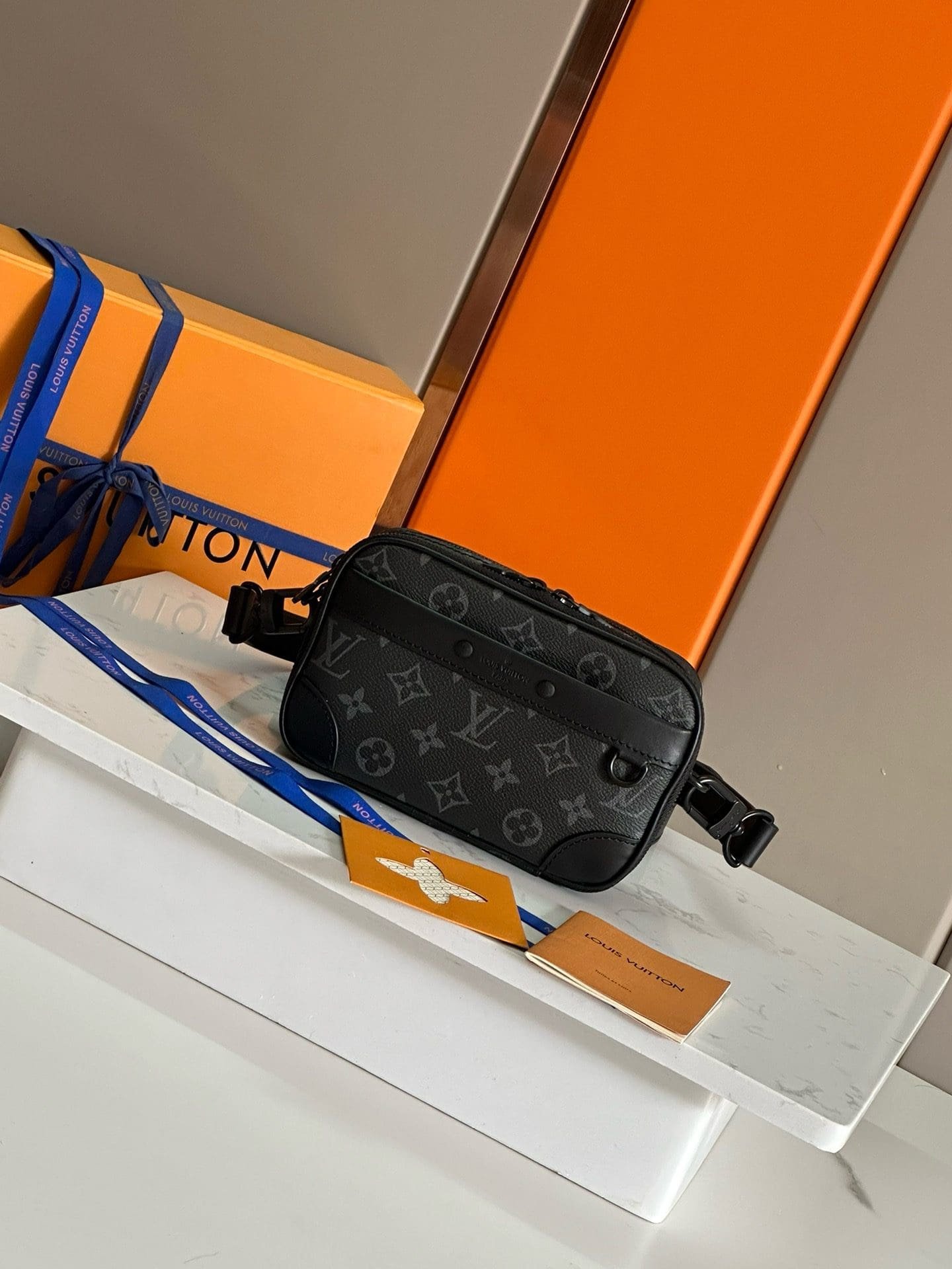 L0vis Vvtt0n M82542 Alpha wearable wallet