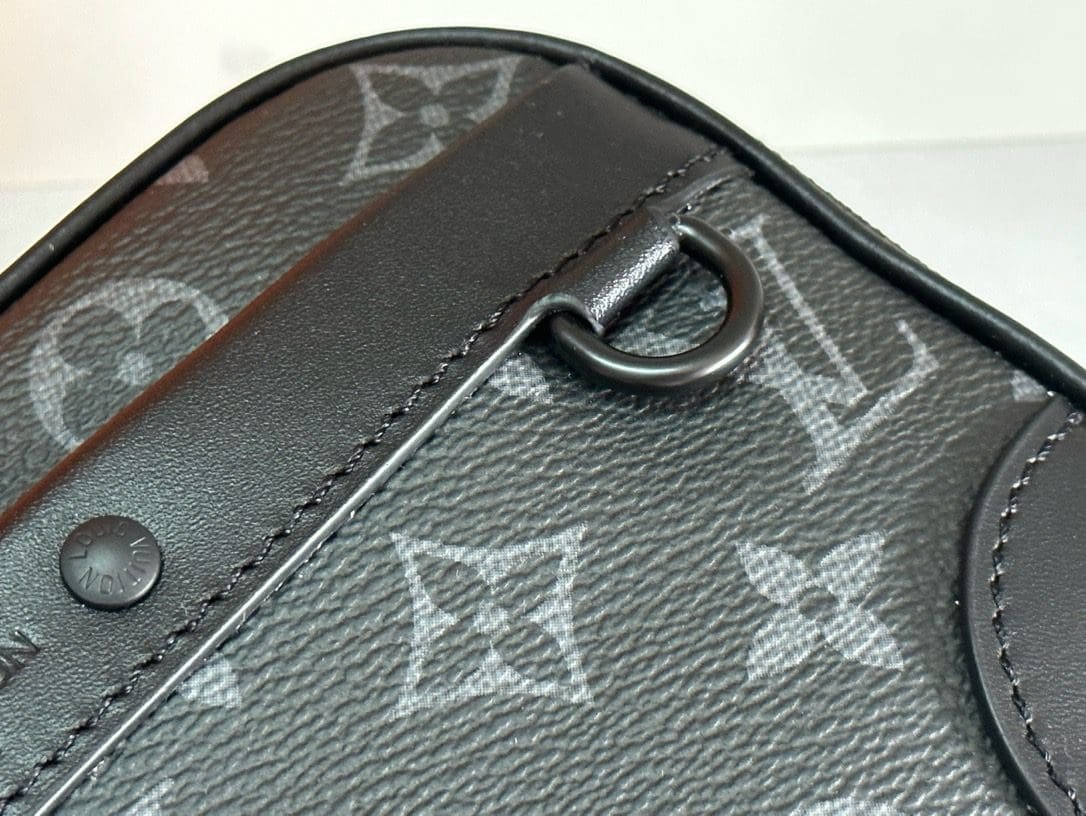 L0vis Vvtt0n M82542 Alpha wearable wallet