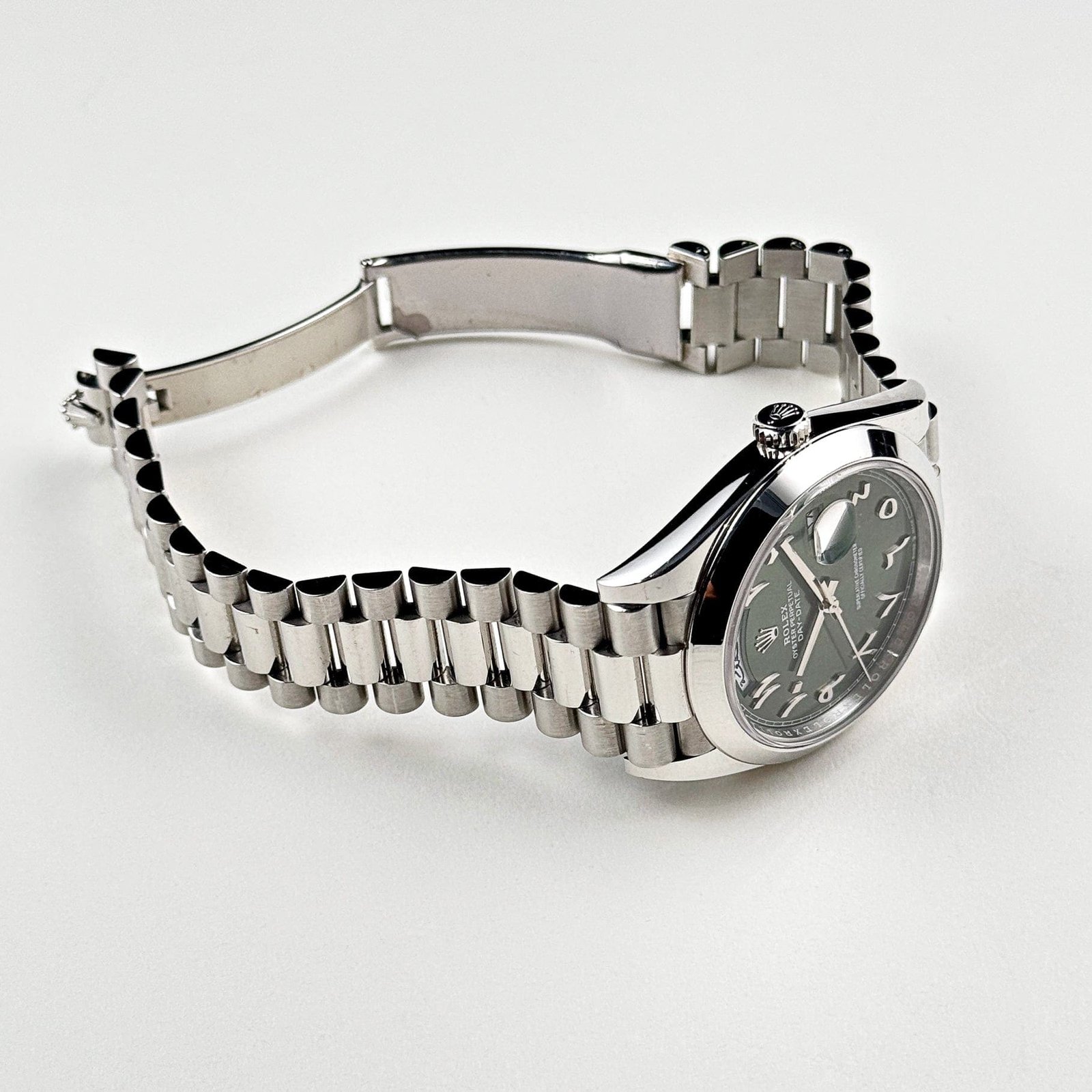 R01ex Day-Date 40 228206 Platinum Olive Green Arabic Dial
