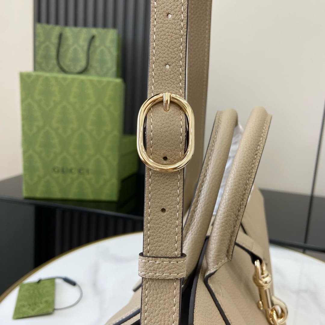 Gvc*1 Medium tote bag with hook closure