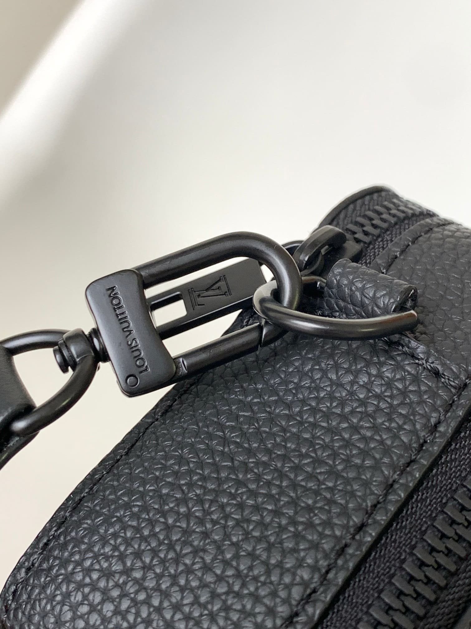 L0vis Vvtt0n M59161 Alpha Wearable Wallet