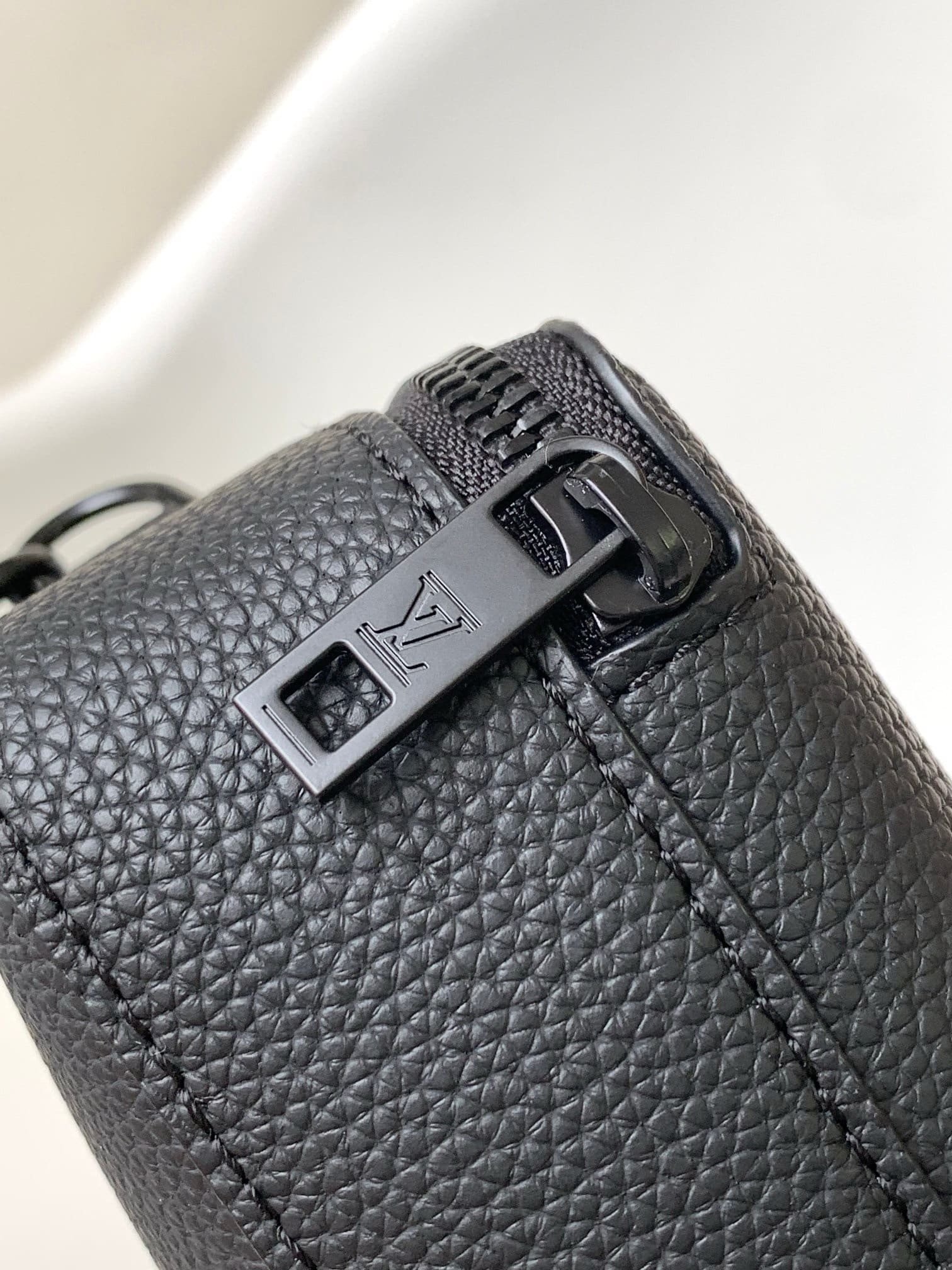 L0vis Vvtt0n M59161 Alpha Wearable Wallet