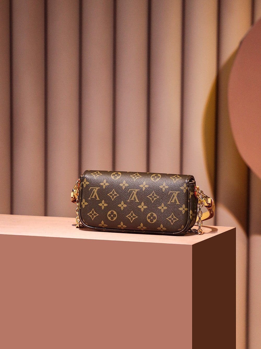 L0vis Vvtt0n Wallet on Chain Ivy Monogram M81911